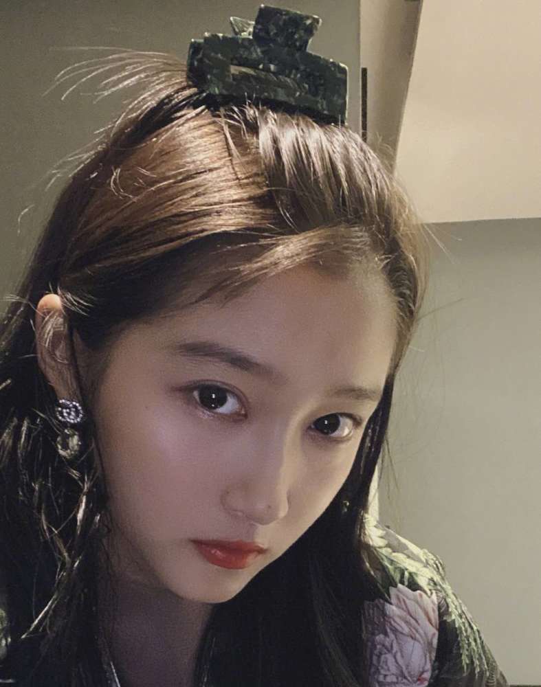 关晓彤|关晓彤减肥成功上线秀身材！短背心下小蛮腰亮眼，换新发型清纯惹人怜