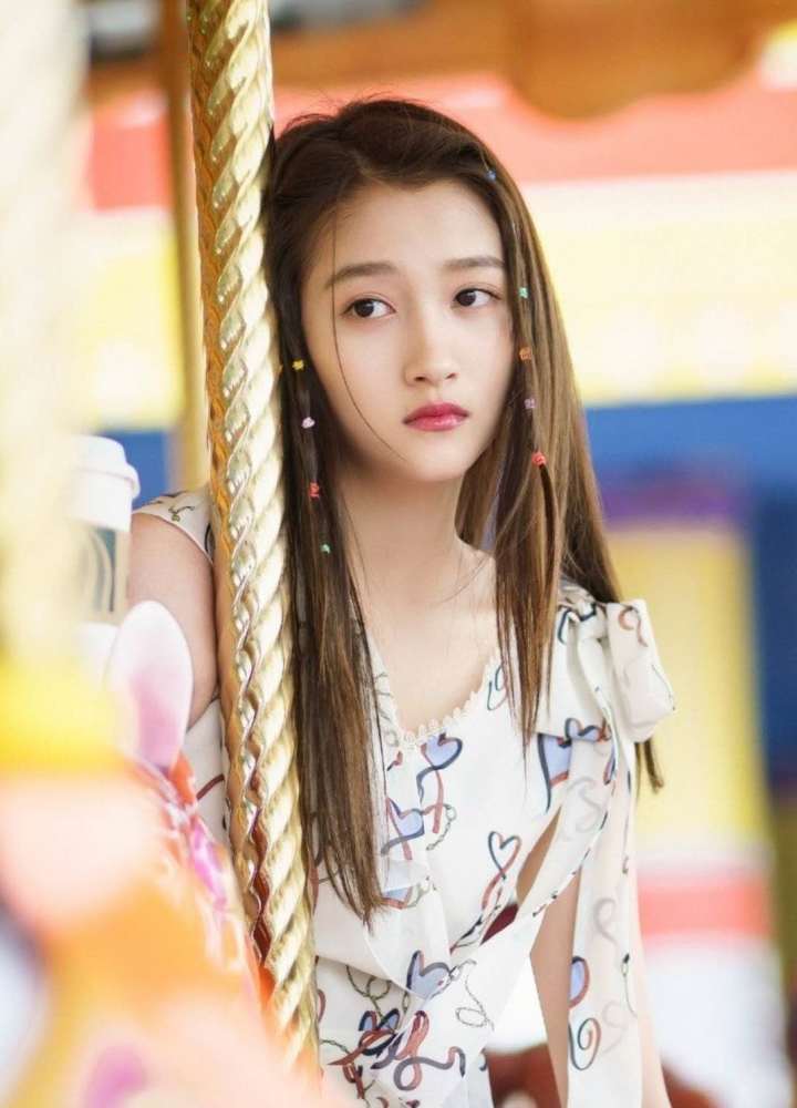 关晓彤|关晓彤减肥成功上线秀身材！短背心下小蛮腰亮眼，换新发型清纯惹人怜