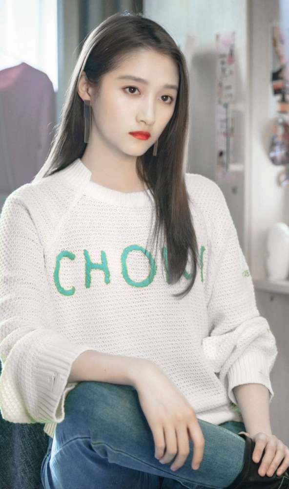 关晓彤|关晓彤减肥成功上线秀身材！短背心下小蛮腰亮眼，换新发型清纯惹人怜