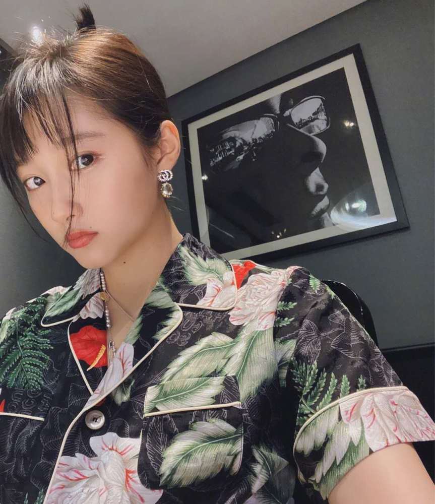 关晓彤|关晓彤减肥成功上线秀身材！短背心下小蛮腰亮眼，换新发型清纯惹人怜