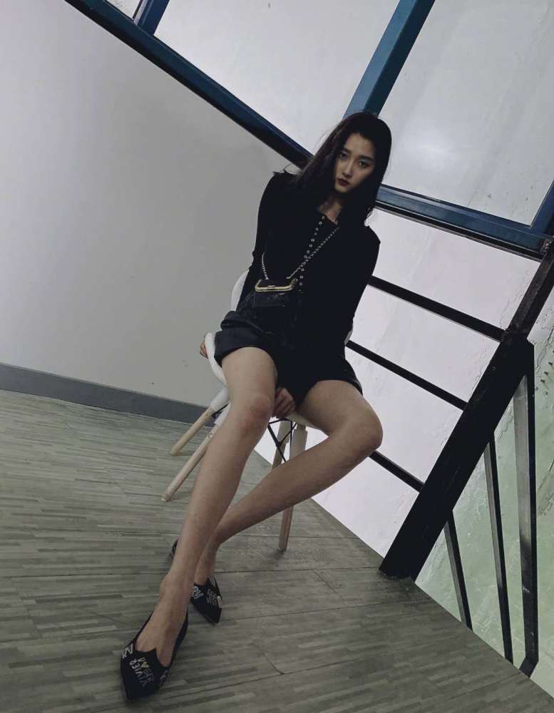 关晓彤|关晓彤减肥成功上线秀身材！短背心下小蛮腰亮眼，换新发型清纯惹人怜