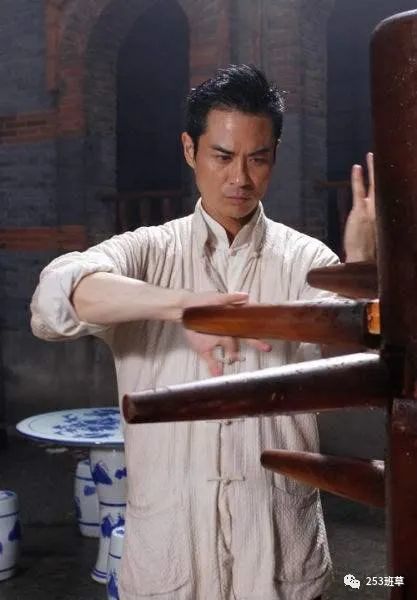 郑嘉颖|郑嘉颖官宣二胎得子，陈凯琳身材纤细恢复极好，两年抱俩娃太幸福