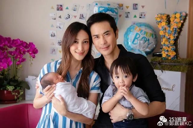 郑嘉颖|郑嘉颖官宣二胎得子，陈凯琳身材纤细恢复极好，两年抱俩娃太幸福