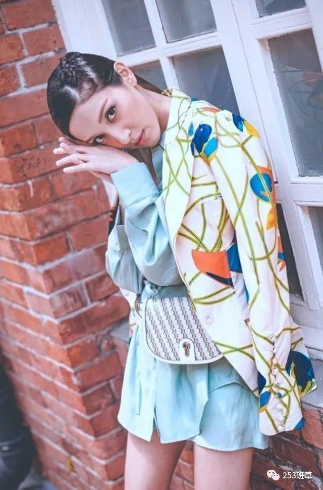 郑嘉颖|郑嘉颖官宣二胎得子，陈凯琳身材纤细恢复极好，两年抱俩娃太幸福