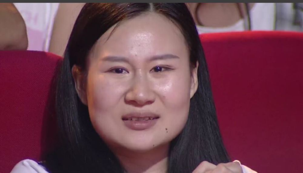 拼得很凶,镜头切换到看台上魏锐的妻子时,我们看到魏锐妻子是紧咬牙关