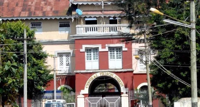 监狱|缅甸囚犯竟在网上分享自己的监狱生活？网友：在监狱还能玩手机？