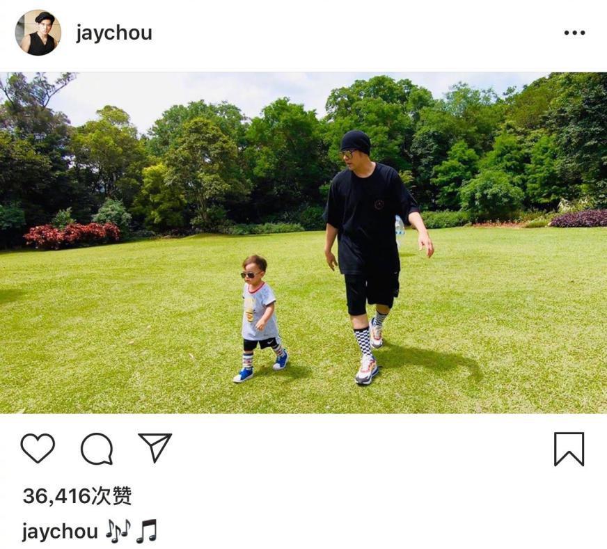 周杰伦|周董晒出与儿子看画合照，父子二人摆同款pose，默契十足