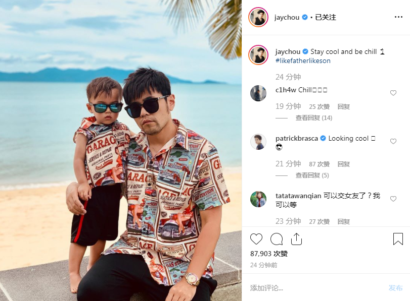 周杰伦|周董晒出与儿子看画合照，父子二人摆同款pose，默契十足