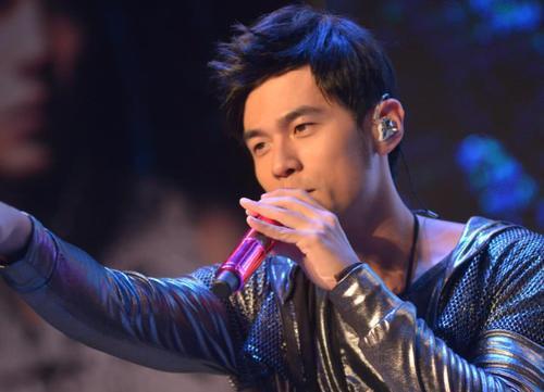 周杰伦|周董晒出与儿子看画合照，父子二人摆同款pose，默契十足