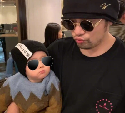 周杰伦|周董晒出与儿子看画合照，父子二人摆同款pose，默契十足