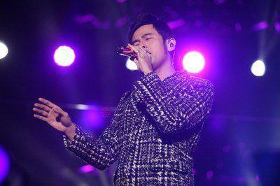 周杰伦|周董晒出与儿子看画合照，父子二人摆同款pose，默契十足