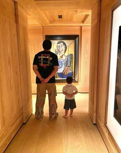 周杰伦|周董晒出与儿子看画合照，父子二人摆同款pose，默契十足