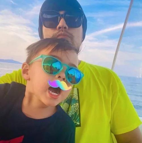 周杰伦|周董晒出与儿子看画合照，父子二人摆同款pose，默契十足