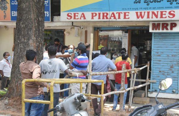 新冠病毒|印度小贩误把防护服当雨衣，顺手牵羊拿走后感染新冠病毒