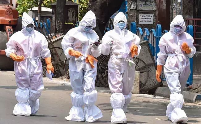 新冠病毒|印度小贩误把防护服当雨衣，顺手牵羊拿走后感染新冠病毒