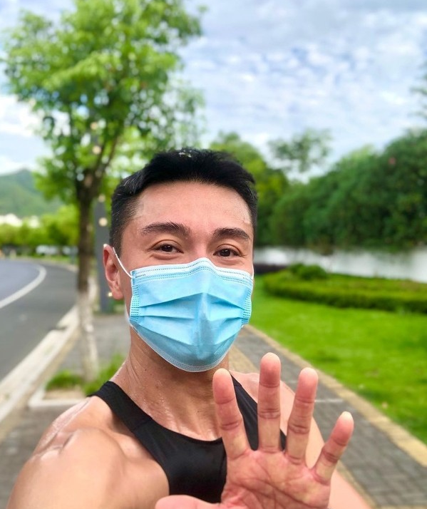 黄浩然拍新《倚天屠龙记》,太太称偏头痛要插喉吸氧气