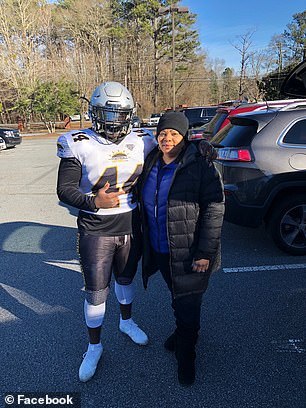 新冠肺炎|17岁少年的父亲刚死于新冠肺炎，4天后母亲也因新冠肺炎丧命