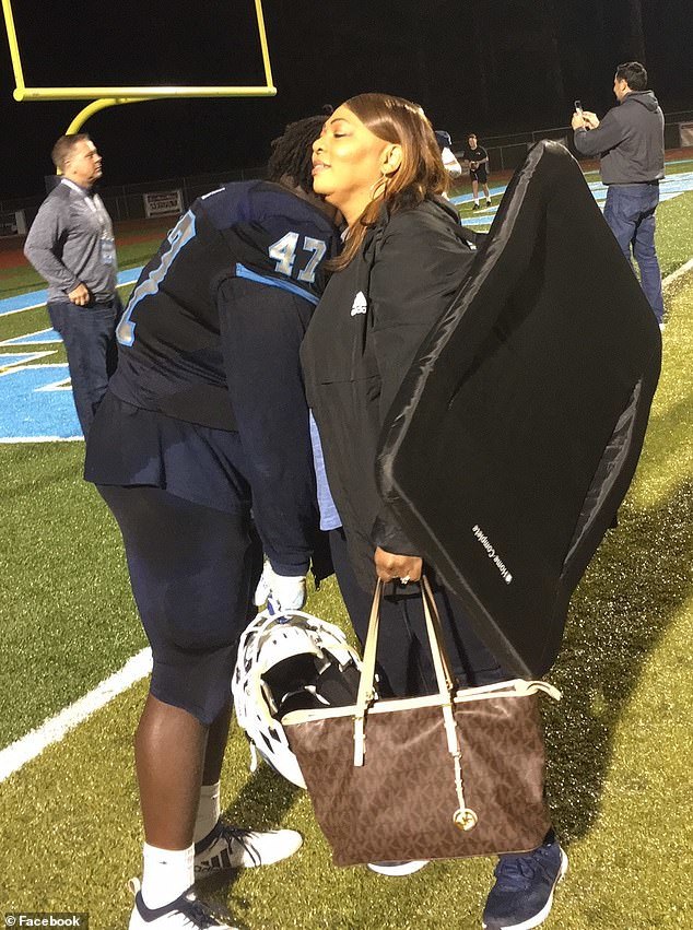 新冠肺炎|17岁少年的父亲刚死于新冠肺炎，4天后母亲也因新冠肺炎丧命