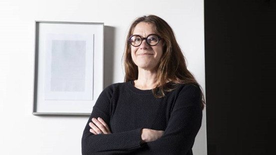 克里斯·帕金|新西兰女子用打字机在A4纸上打印了上千个斜杠线，意外获绘画大奖