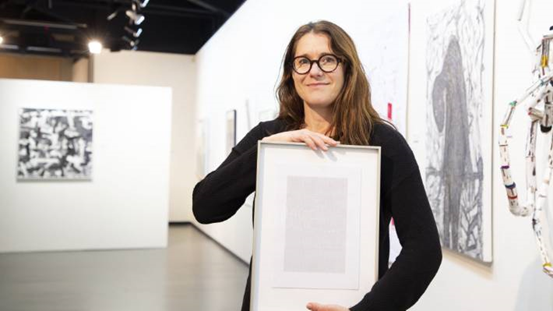 克里斯·帕金|新西兰女子用打字机在A4纸上打印了上千个斜杠线，意外获绘画大奖