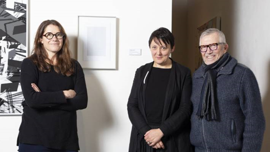 克里斯·帕金|新西兰女子用打字机在A4纸上打印了上千个斜杠线，意外获绘画大奖