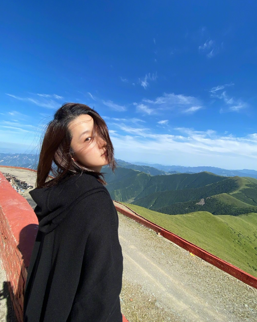 李沁|李沁也是耿直女孩？纯素颜出镜暴露皮肤真实状态，美颜前后差别大