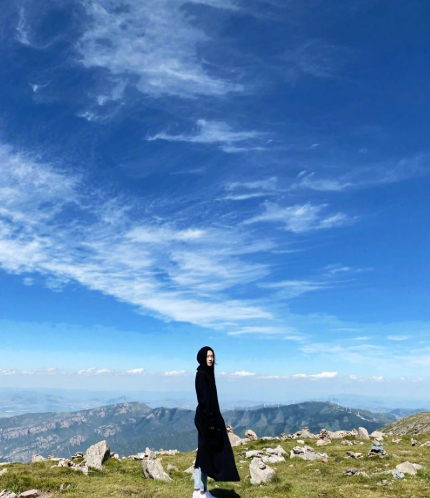 李沁|李沁也是耿直女孩？纯素颜出镜暴露皮肤真实状态，美颜前后差别大