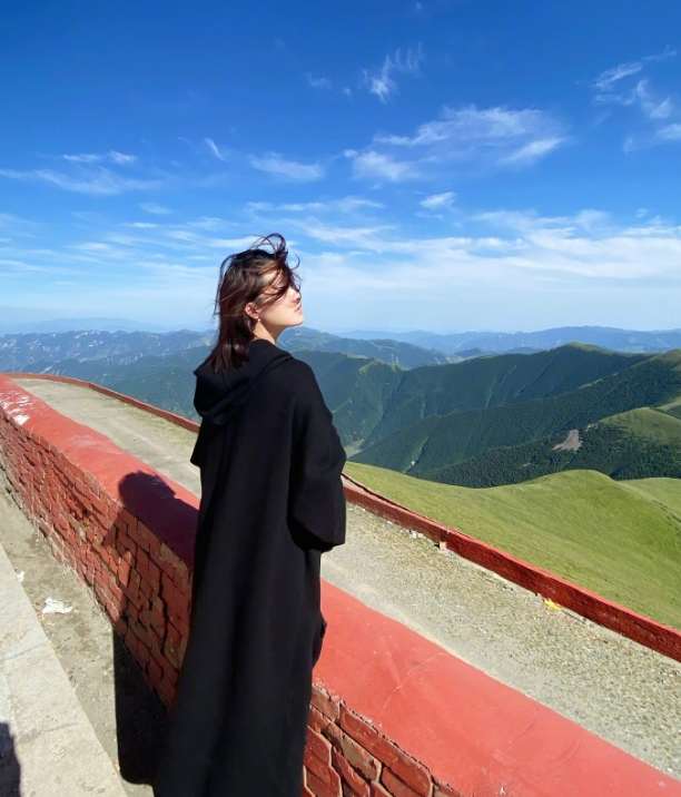 李沁|李沁也是耿直女孩？纯素颜出镜暴露皮肤真实状态，美颜前后差别大