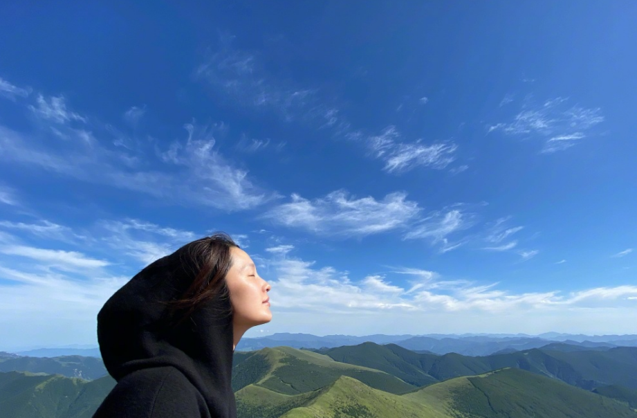 李沁|李沁也是耿直女孩？纯素颜出镜暴露皮肤真实状态，美颜前后差别大