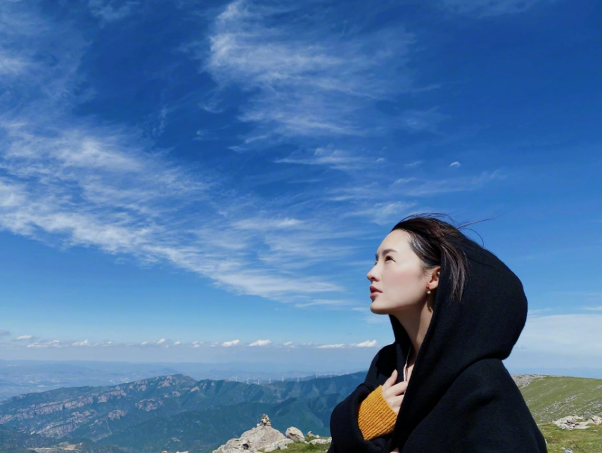 李沁|李沁也是耿直女孩？纯素颜出镜暴露皮肤真实状态，美颜前后差别大