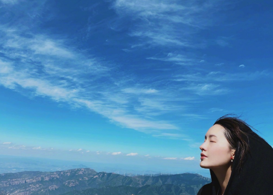 李沁|李沁也是耿直女孩？纯素颜出镜暴露皮肤真实状态，美颜前后差别大