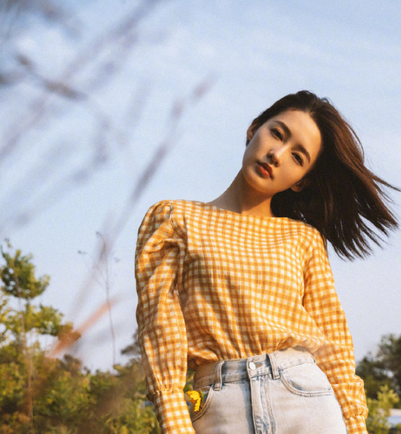 李沁|李沁也是耿直女孩？纯素颜出镜暴露皮肤真实状态，美颜前后差别大