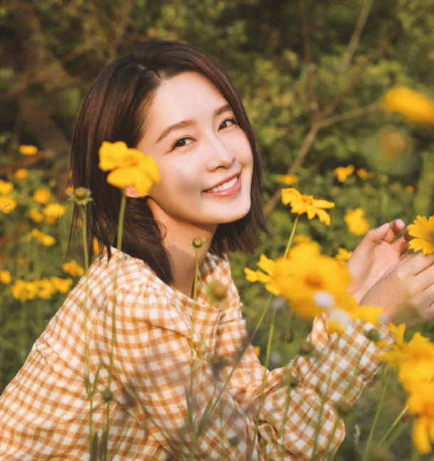 李沁|李沁也是耿直女孩？纯素颜出镜暴露皮肤真实状态，美颜前后差别大