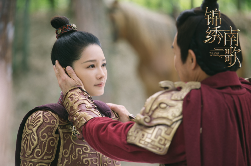 李沁|李沁也是耿直女孩？纯素颜出镜暴露皮肤真实状态，美颜前后差别大