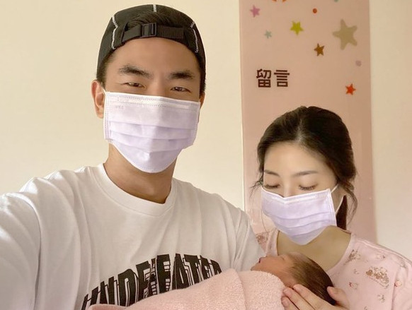 柯有伦|恭喜！柯有伦妻子平安产女，男方晒全家幸福合照：一起创造快乐时光