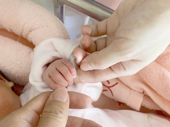 柯有伦|恭喜！柯有伦妻子平安产女，男方晒全家幸福合照：一起创造快乐时光