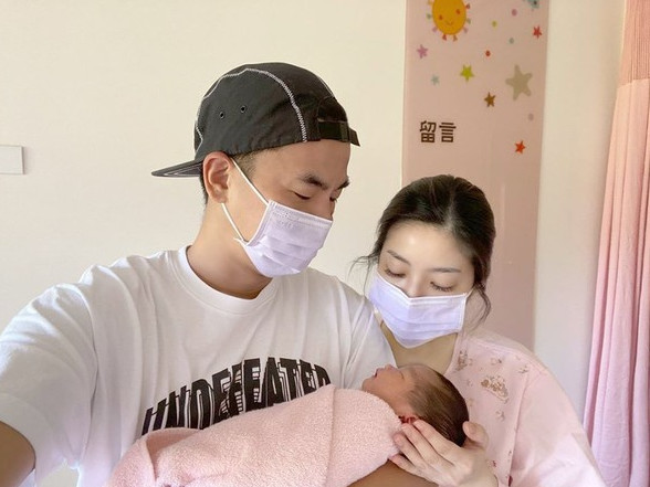 柯有伦|恭喜！柯有伦妻子平安产女，男方晒全家幸福合照：一起创造快乐时光