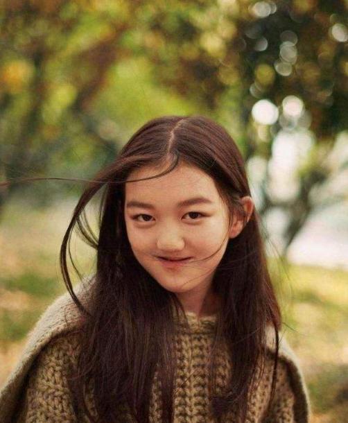 李嫣|14岁李嫣穿红色吊带，一头金发参加义卖，网友说她像不良少女