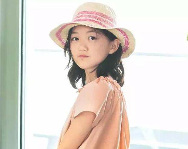 李嫣|14岁李嫣穿红色吊带，一头金发参加义卖，网友说她像不良少女