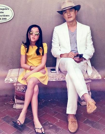 李嫣|14岁李嫣穿红色吊带，一头金发参加义卖，网友说她像不良少女