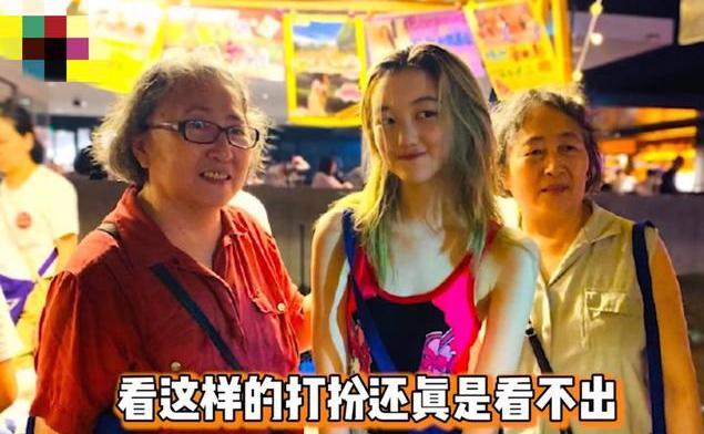 李嫣|14岁李嫣穿红色吊带，一头金发参加义卖，网友说她像不良少女