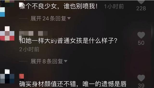 李嫣|14岁李嫣穿红色吊带，一头金发参加义卖，网友说她像不良少女