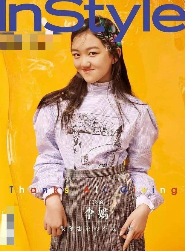 李嫣|14岁李嫣穿红色吊带，一头金发参加义卖，网友说她像不良少女