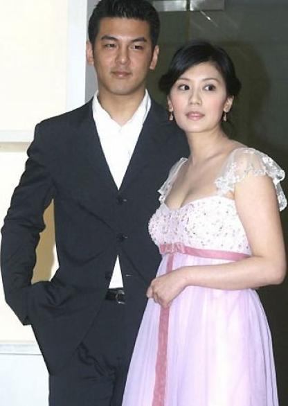 贾静雯|从落魄的大龄单亲妈妈，到坦然跟前夫合影，贾静雯总算逆袭了