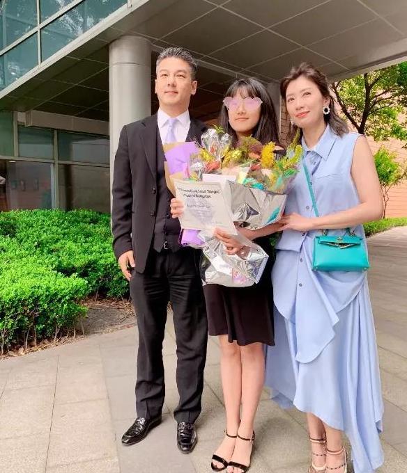 贾静雯|从落魄的大龄单亲妈妈，到坦然跟前夫合影，贾静雯总算逆袭了