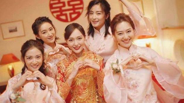 唐嫣|唐嫣产后首次复出与杨幂同框，两人中间隔着一条银河，全程零互动