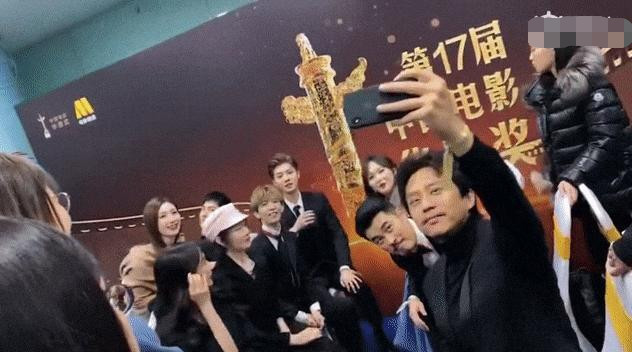 唐嫣|唐嫣产后首次复出与杨幂同框，两人中间隔着一条银河，全程零互动