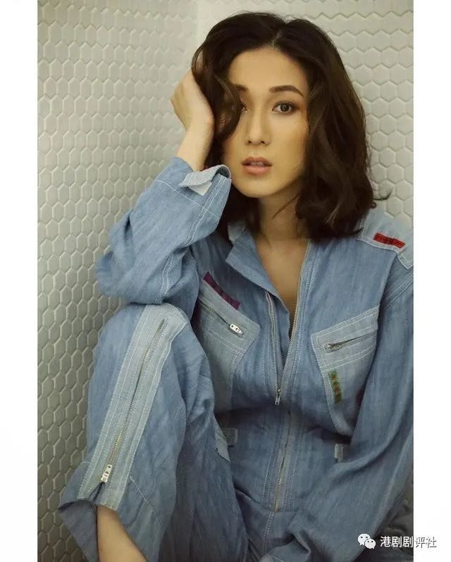 钟嘉欣|钟嘉欣清爽短发造型开直播互动 直言最喜欢TVB剧《搜神传》