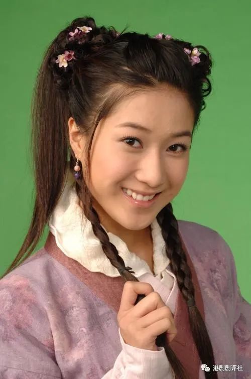 钟嘉欣|钟嘉欣清爽短发造型开直播互动 直言最喜欢TVB剧《搜神传》