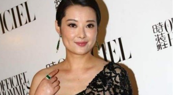 袁立|看看袁立小11岁的现任，再看看其前夫，离婚原因太现实